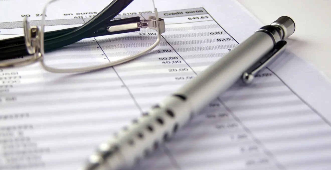 Vue rapprochée d'un relevé bancaire Livret A montrant les dates de valeur et les quinzaines de calcul